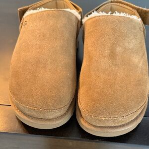UGG Goldenstar Cozy Clogs in Chestnut